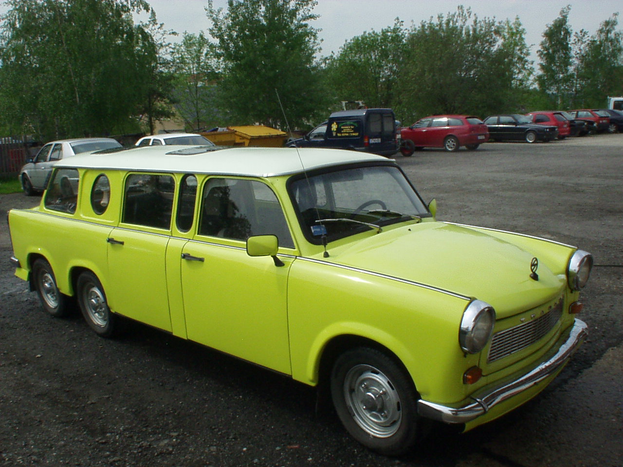 Trabant_Limousine_front_corner1.jpg